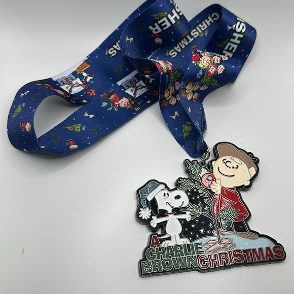 A CHARLIE BROWN CHRISTMAS 5K/10K/13.1 MEDAL - Picture 2 of 4